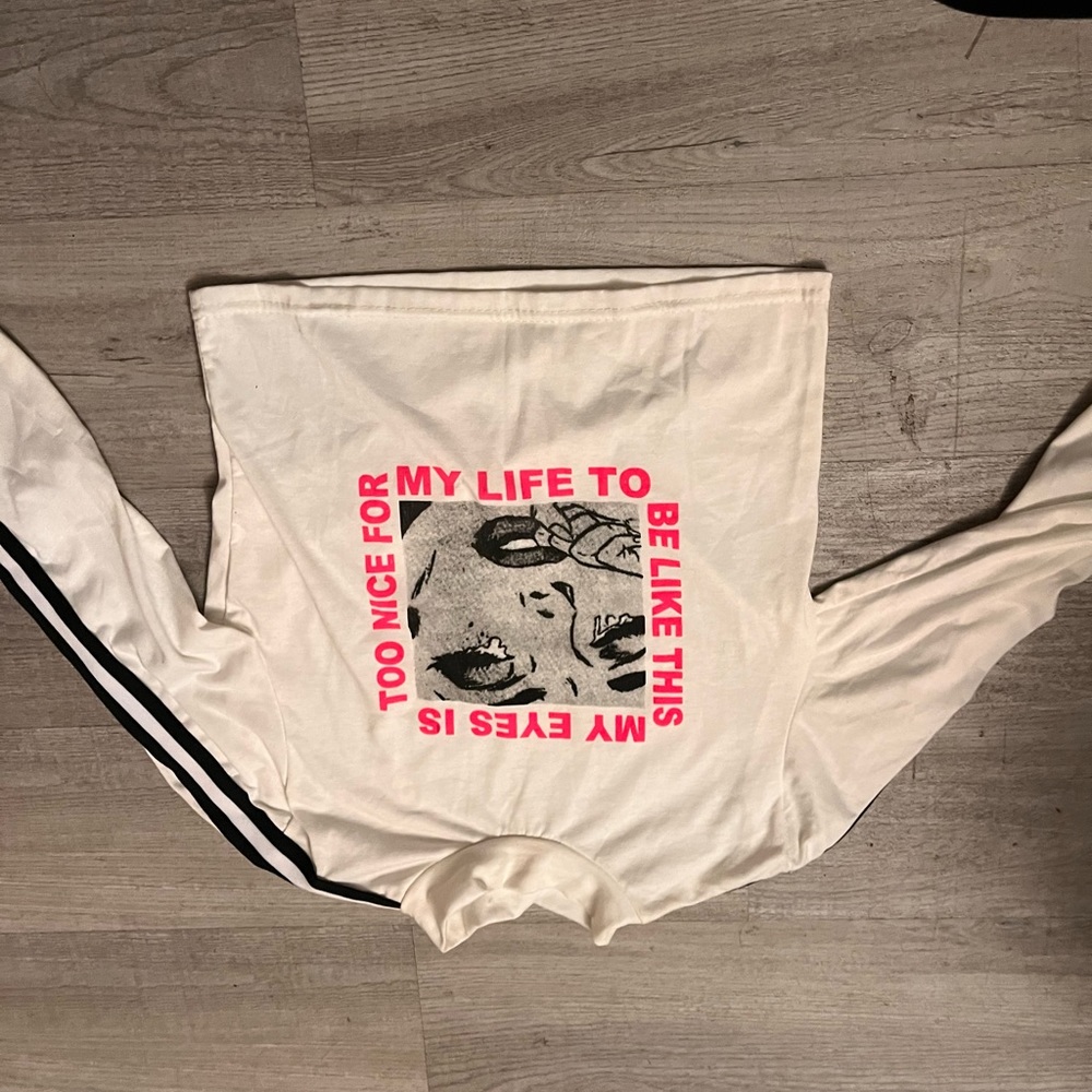 photo is upside down.. long sleeve graphic top